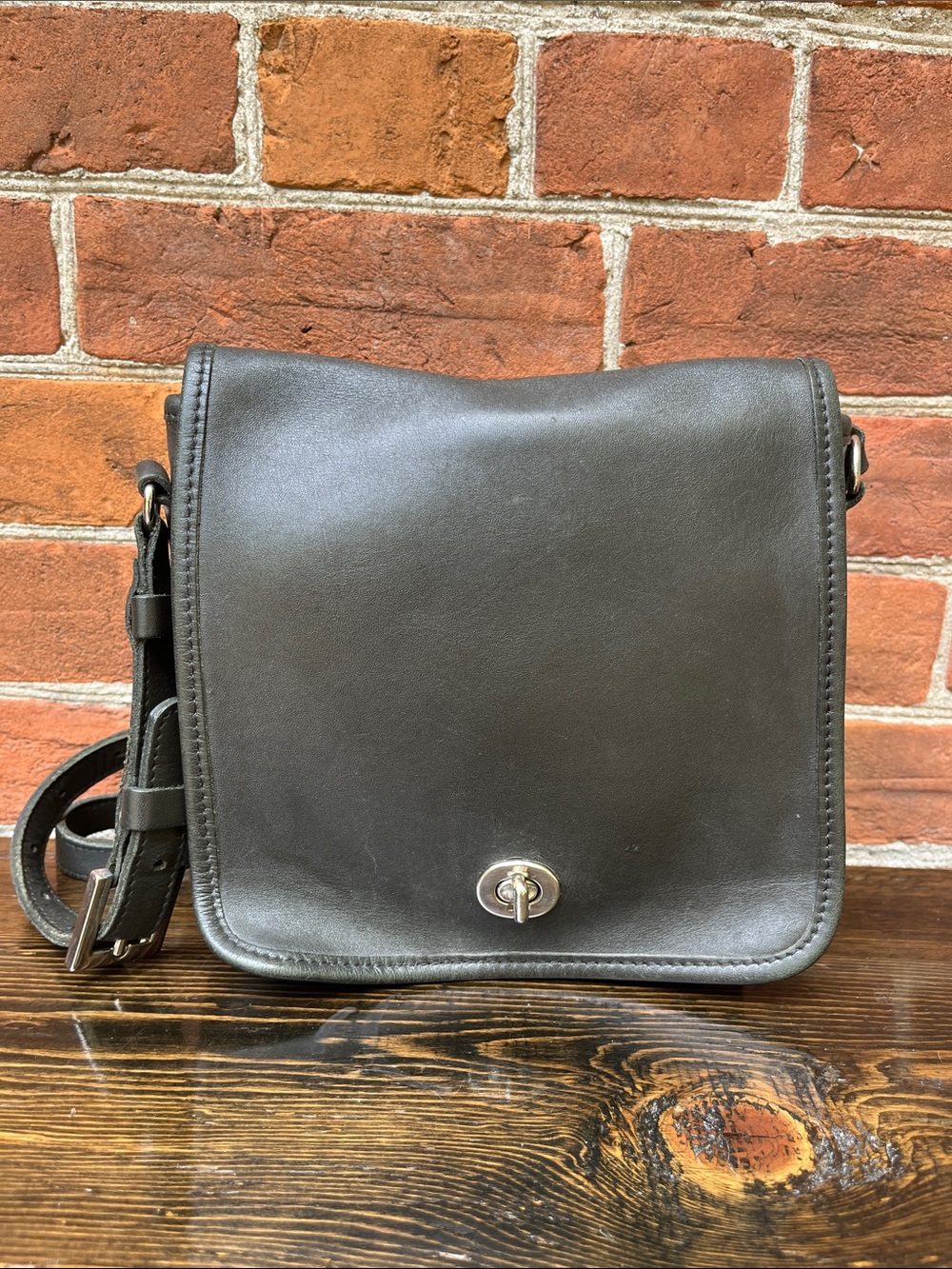 Roots Classic Black Leather Crossbody Bag - Picture 2 of 10